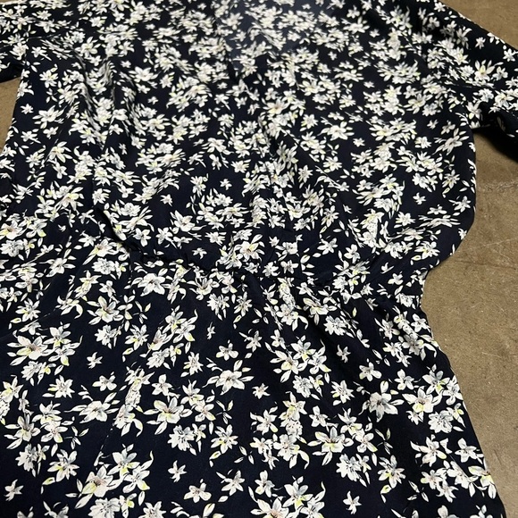 Flower print romper with deep v neckline - Picture 8 of 8
